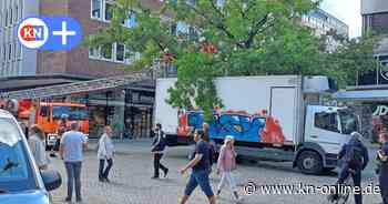 Lkw löst Feuerwehreinsatz auf dem Asmus-Bremer-Platz in Kiel aus