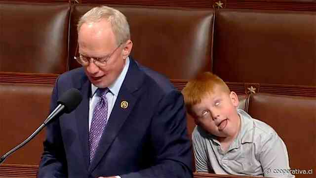 Hijo de congresista se vuelve viral por sus muecas en Cámara de Representantes