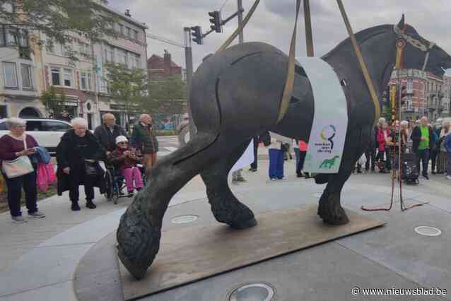 Nieuw Heldenplein officieel geopend: iconisch kunstwerk ‘Het Boerenpaard’ van Rik Poot is opnieuw pronkstuk van groene toegangspoort