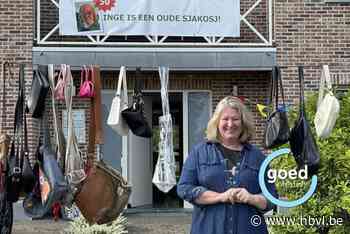 “Inge is een oude sacoche”: buren versieren huis van 50-jarige Linkhoutse met 50 handtassen