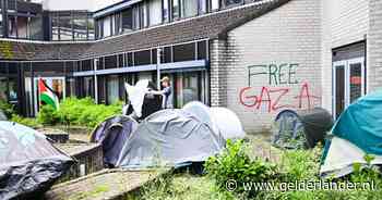 Pro-Palestinaprotest Nijmegen escaleert met barricades en graffiti, decaan: ‘Jullie gedragen je als kleuters van vier jaar’