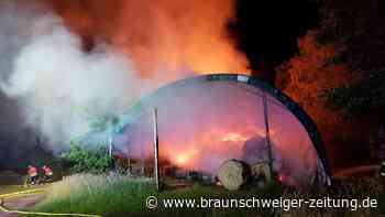 13,5 Stunden Einsatz in Bokensdorf: Hunderte Rundballen brannten