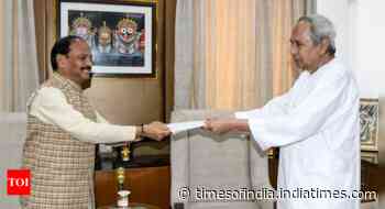Naveen makes a trip to Raj Bhavan without Pandian, puts in papers