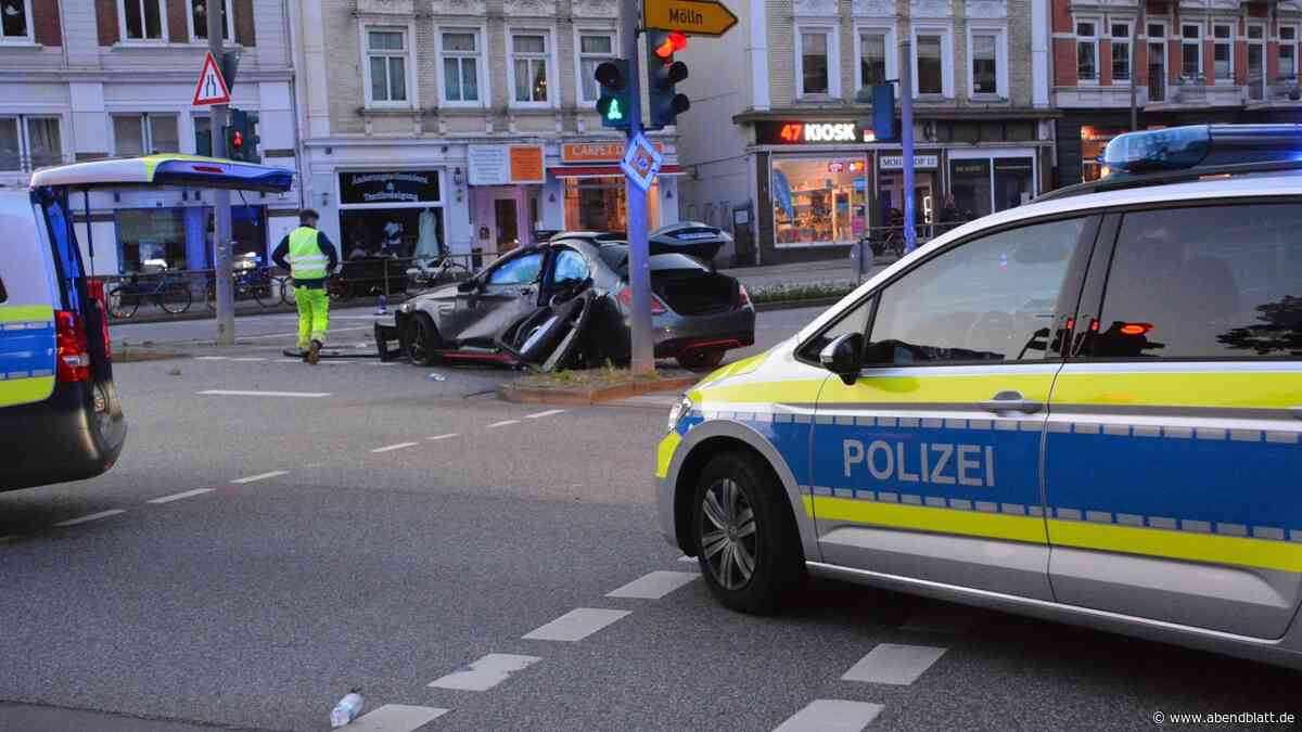 Unfall Bergedorf: AMG-Fahrer prallt gegen Ampelmast