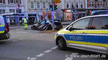 Unfall Bergedorf: AMG-Fahrer prallt gegen Ampelmast