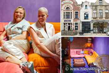 BINNENKIJKEN. Lies (36) en Gitte (36) leven in kleurrijk en vintage interieur, verscholen achter klokgevel