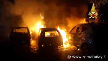 Incendio a Tor Bella Monaca, cinque auto distrutte da un rogo in un parcheggio condominiale