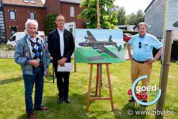 Wilfried maakt schilderij van bommenwerper ter herdenking aan gecrashte soldaten