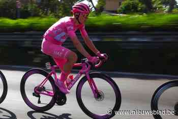 Tadej Pogacar wilde zijn haar roze verven tijdens de Giro: “Urska bracht de kleurshampoo mee”