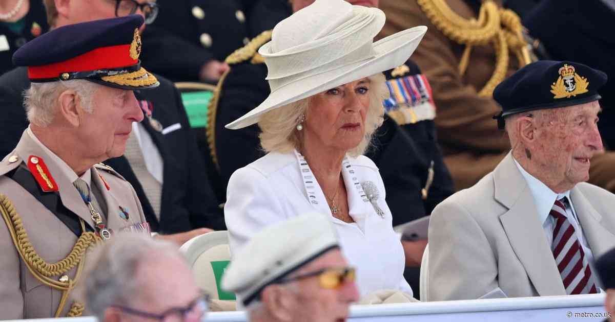 Queen wipes tear from her eye hearing memories of D-Day veteran