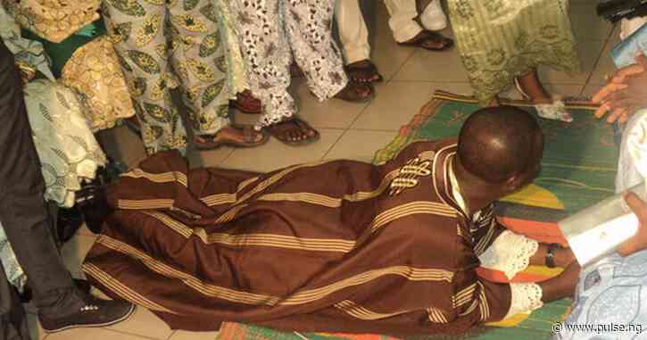4 cultures that greet by prostrating like the Yorubas