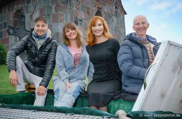 Dreh mit Alwara Höfels, Andrea Sawatzki und Bernhard Schütz an Wurster Nordseeküste für neue NDR Serie "Reisen mit Muddi"