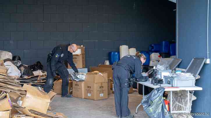 Drugslab ontdekt, politie stuit op tientallen vaten met grondstoffen