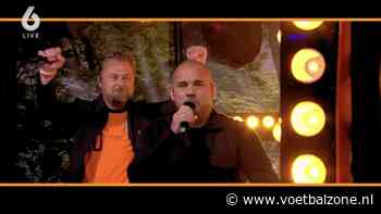 Sneijder steelt de show en rapt live in De Oranjezomer zijn nieuwe EK-nummer