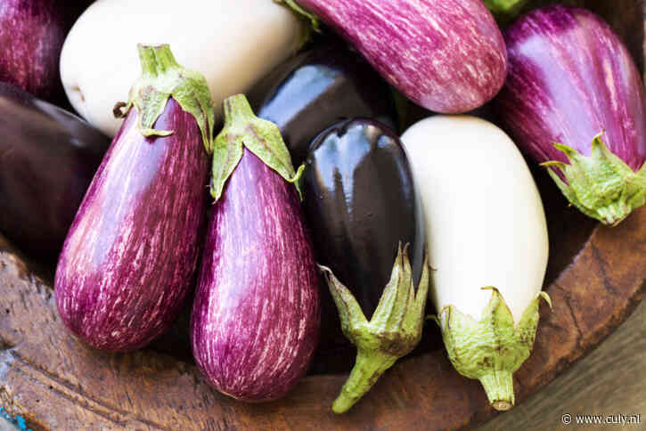Hack: zo kun je een gepofte aubergine makkelijk uit de schil halen