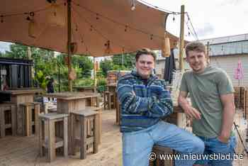 Jonge ondernemers openen zomerbar aan put van Hombeek: “Genieten van fris drankje, heerlijke snack en prachtig uitzicht”