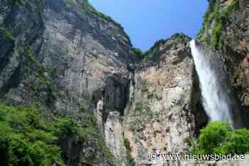 Chinezen spelen vals met hun beroemde waterval van Yuntai: water komt uit rioolbuizen in rotsblokken