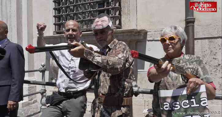 Caccia, la protesta di Apuzzo (Avs): si incatena a Palazzo Chigi con fucili giocattolo e maschere contro “le lobby dei bracconieri e delle armi”