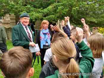 Veterans and pupils honour D-Day hero near Abingdon