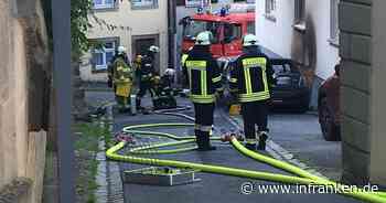 Brand bei Bamberger Sandgebiet - Flammen greifen von Auto auf Haus über