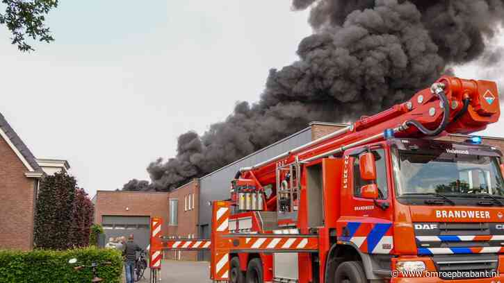 Grote brand in loods van bouwbedrijf in Milheeze: 'Blijf uit de rook'