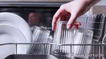 Milchige Gläser können Sie mit Hausmitteln meist wieder auf Hochglanz bringen