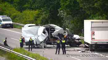 Unfall auf der A25: Transporter rammt stehenden Lkw