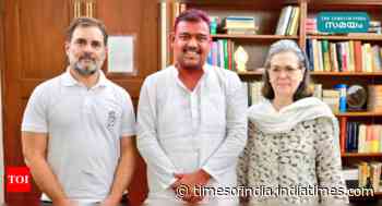 Independent Maharashtra MP meets Congress brass, extends support