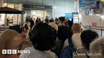 More passenger criticism over airport queues