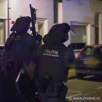 112 Nieuws: politie valt woning Enschede binnen, één persoon naar ziekenhuis