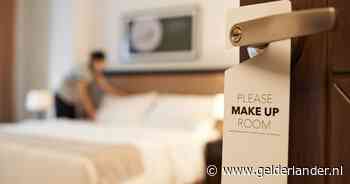 Vrouw belt 112 omdat er niet genoeg handdoeken zijn op de hotelkamer