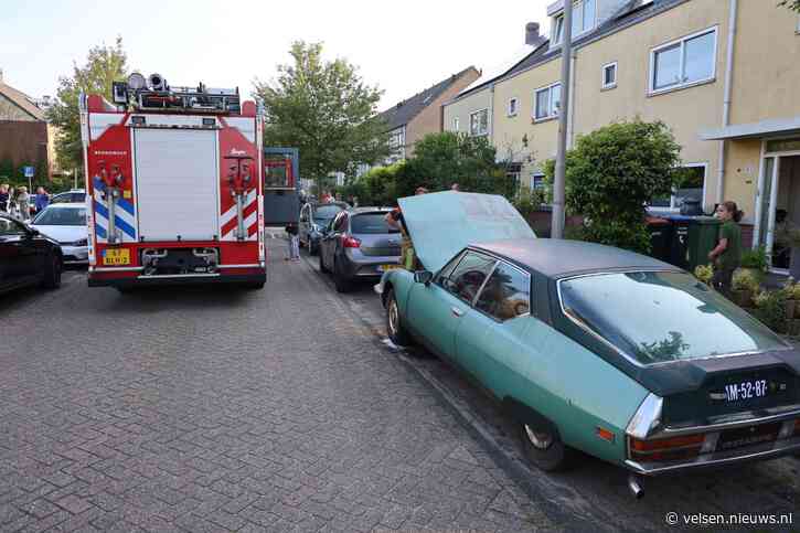 Ruim 50 jaar oude Citroën in brand in Velserbroek
