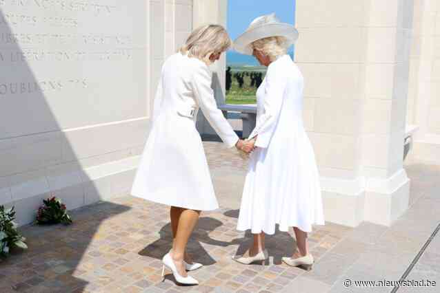 Ongemakkelijk momentje op herdenking D-Day wanneer Brigitte Macron hand van koningin Camilla wil vastpakken