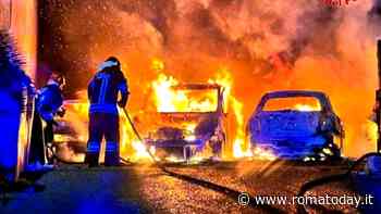 Notte di fuoco a Tor Bella Monaca: 14 auto in fiamme. L'ombra del piromane