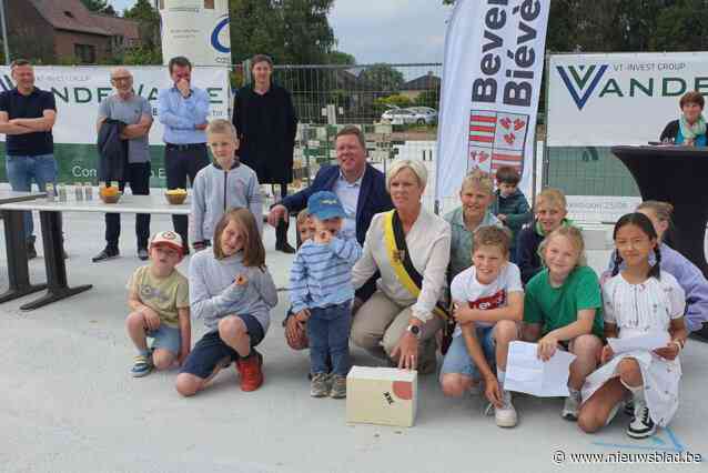 Eerste steen gelegd van nieuw schoolgebouw in Akrenbos: “We zullen efficiënter kunnen werken”
