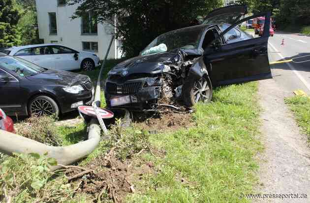 POL-RBK: Kürten - Pkw kollidiert mit Straßenlaterne - vier Fahrzeuge beschädigt