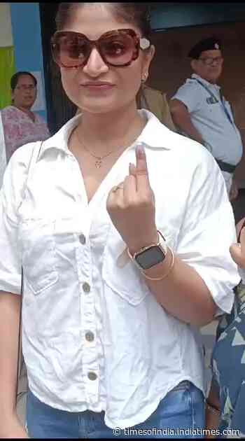 Actress Sandipta Sen posed for the CT lens after casting her vote