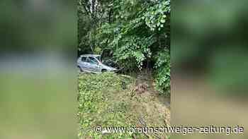 Unfall auf der A2 bei Helmstedt – Auto kollidiert mit Bäumen
