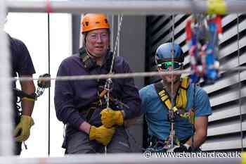 City of London Lord Mayor abseils from 47th floor of landmark for charity