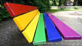 Stadt Augsburg streicht Parkbänke in Regenbogenfarben