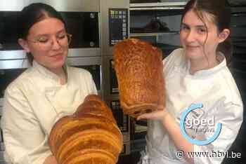 Luna en Maaike bakken croissant met lengte van halve meter in Hotelschool