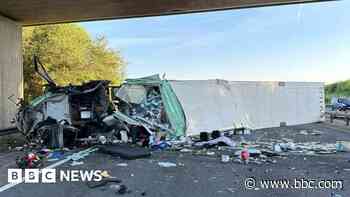 Motorway shut after lorry overturns near Bicester