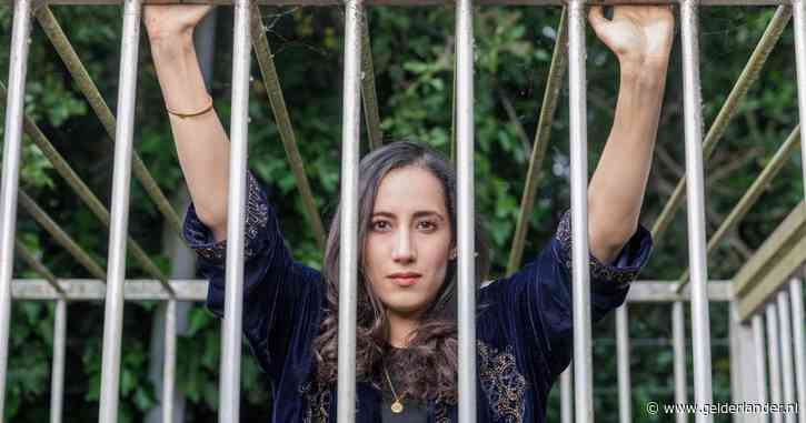 Faiza zat vast in Russische cel: ‘Licht ging nooit uit en er klonk altijd harde muziek, zodat je wakker bleef’