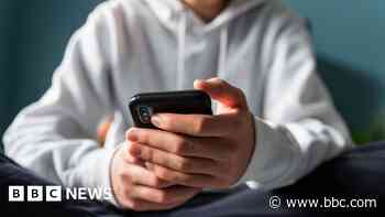 Secondary school heads urge delay in smartphone use