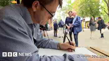 Homeless artist calls for fairer street licences