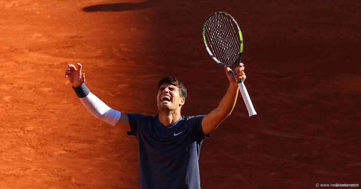 Carlos Alcaraz na zinderende vijfsetter tegen Jannik Sinner voor het eerst in finale Roland Garros