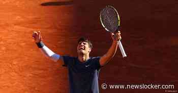 Carlos Alcaraz na zinderende vijfsetter tegen Jannik Sinner voor het eerst in finale Roland Garros