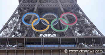 Olympic rings mounted on the Eiffel Tower