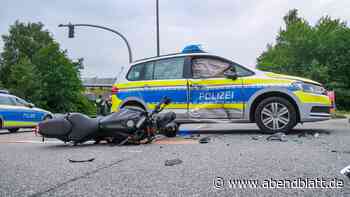 Motorrad kracht in Streifenwagen – zwei Unfälle in einer Straße