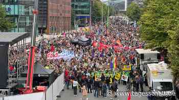 Zehntrausende Menschen demonstrieren in Hamburg gegen Rechtsextremismus